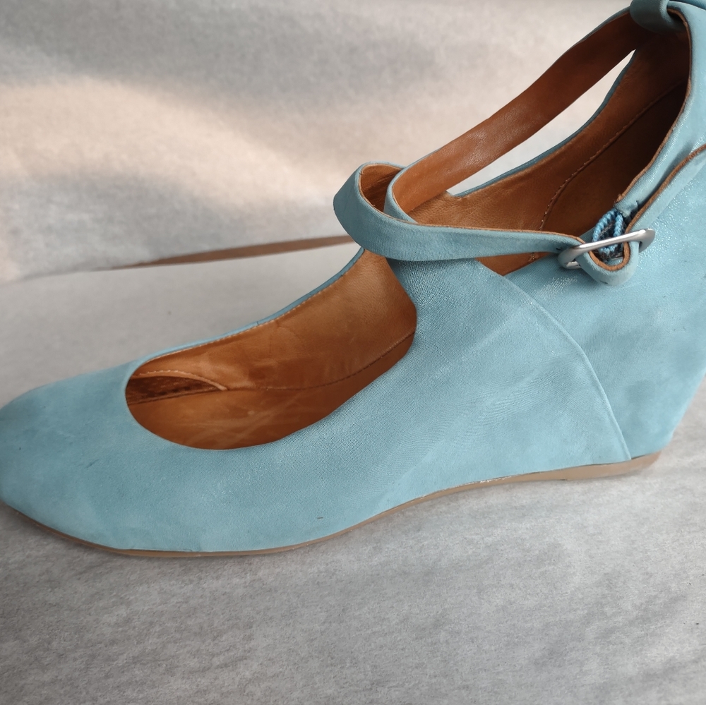 Gentle Souls 8 1/2 M Funtastic wedge. Blue. Like new.